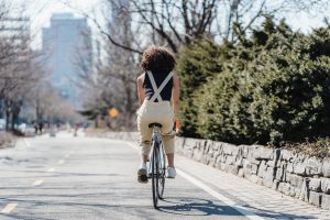 Jeune femme qui fait du vélo en ville par soucis d'écologie