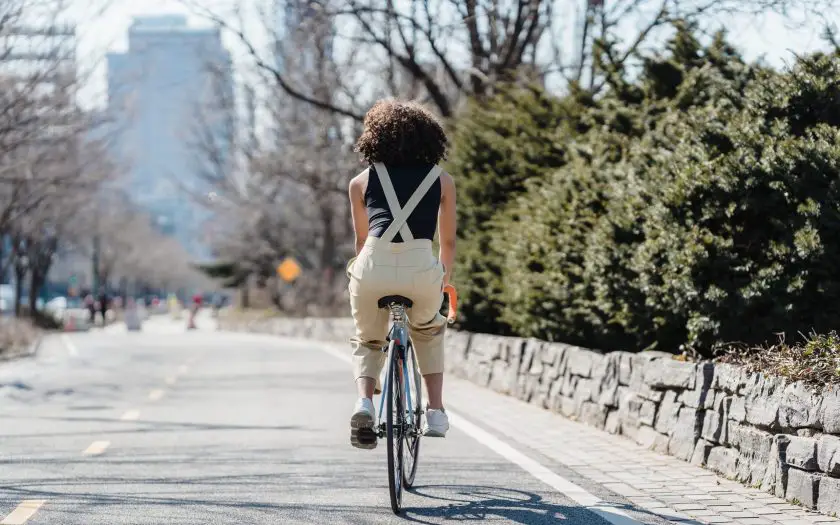 Jeune femme qui fait du vélo en ville par soucis d'écologie