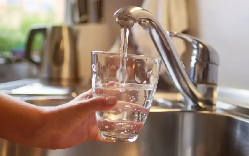 verre rempli eau robinet réduire consommation eau